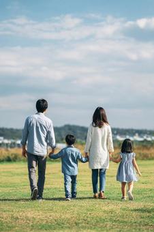 手を繋ぐ家族　後ろ姿　４人の写真