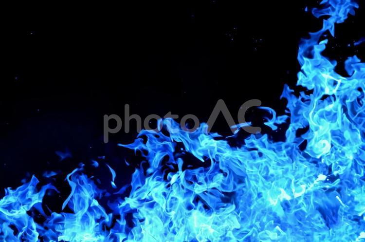 燃え上がる青い炎の迫力ある画像 炎,青,ブルーの写真素材