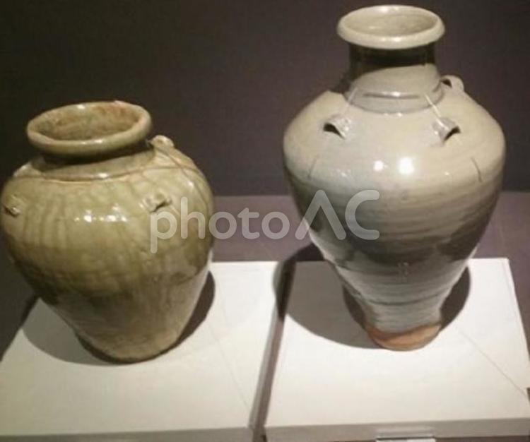 瀬戸焼と中国の磁器（鎌倉歴史文化交流館の展示物） 陶器,磁器,瀬戸焼の写真素材