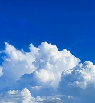 真夏の入道雲が青空にもくもく湧きあがる 真夏の入道雲が青空にもくもく湧きあがる 入道雲,真夏,盛夏の写真素材