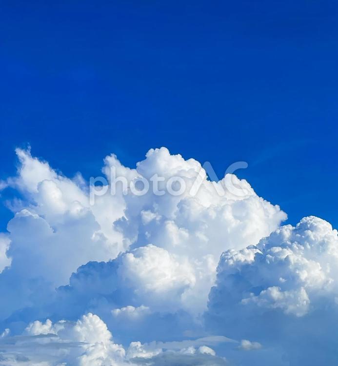 真夏の入道雲が青空にもくもく湧きあがる 入道雲,真夏,盛夏の写真素材