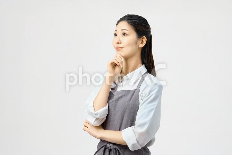 主婦　エプロン　家事代行　考える 主婦,女性,考えるの写真素材