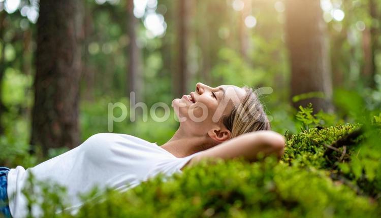森林浴をする西洋人女性01 女性,森林浴,笑顔の写真素材