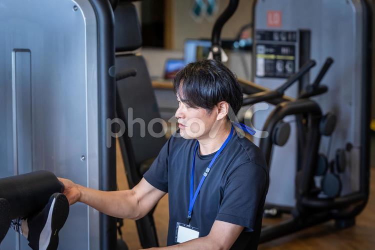 スポーツジムで働くインストラクター（レッグプレス） スポーツジム,パーソナルトレーナー,レッグプレスの写真素材