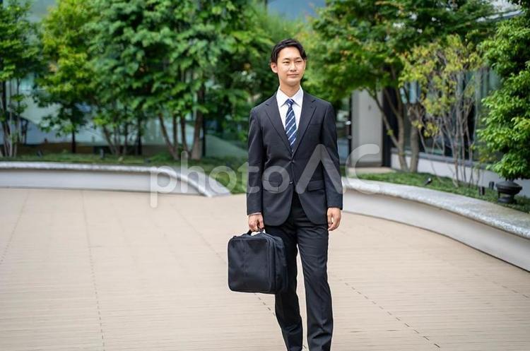 鞄を持って外回り営業する男性ビジネスマン ビジネスマン,男性,屋外の写真素材