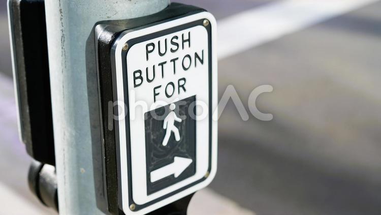 アメリカの歩行者用信号押しボタン 道路,アメリカ,英語の写真素材