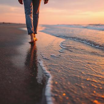 夕日の光が水面に反射する美しい風景の写真