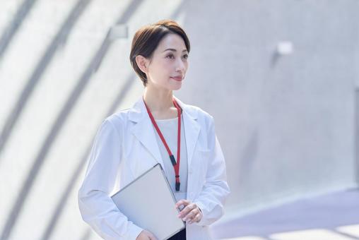 カルテを持つ白衣の医師　ドクター　研究者 医療,医師,医者の写真素材
