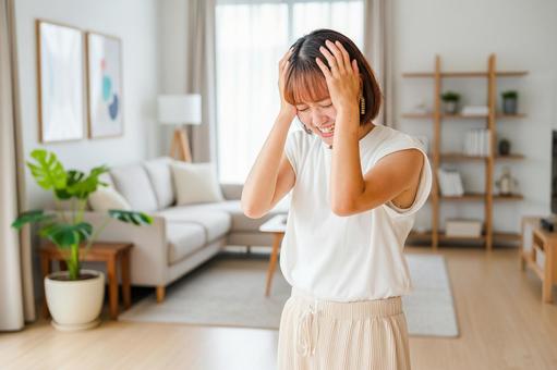 頭を抱える若い女性 頭を抱える若い女性 悩み,不安,ストレスの写真素材