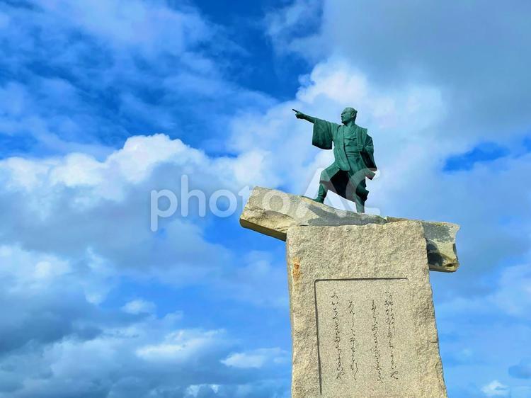 銅像＿大空を指さす＿大志を抱く 海,空,銅像の写真素材
