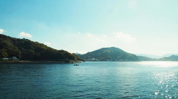キッラキラ瀬戸内海、広島港フェリー旅 コピースペース,風景,島の写真素材