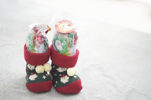 毛糸で編まれたクリスマスブーツ（2個）の写真