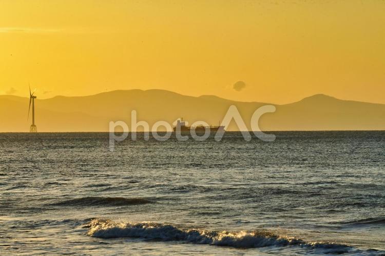夕暮れの海 夕暮れの海,船,夕焼けの写真素材