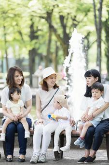 ママ友 母親 育児 ママ友 母親 育児 ママ友,公園,男性の写真素材