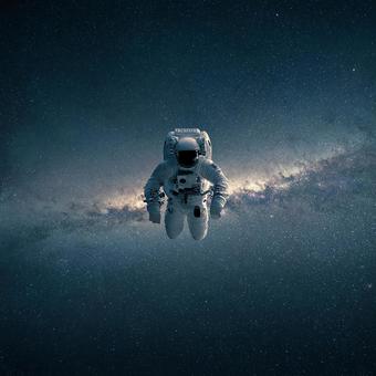 星々の中で輝く、未来的な宇宙飛行士の姿 星々の中で輝く、未来的な宇宙飛行士の姿の写真