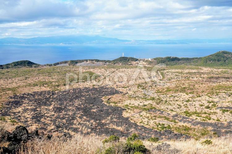 伊豆大島三原山から伊豆半島を望む 伊豆大島,三原山,伊豆半島の写真素材