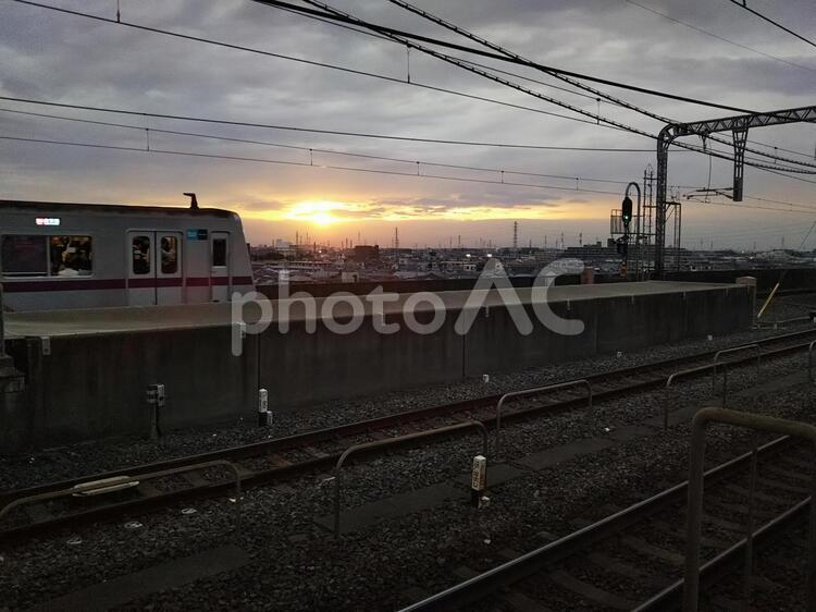 夕暮れどき 鉄道,列車,交通機関の写真素材