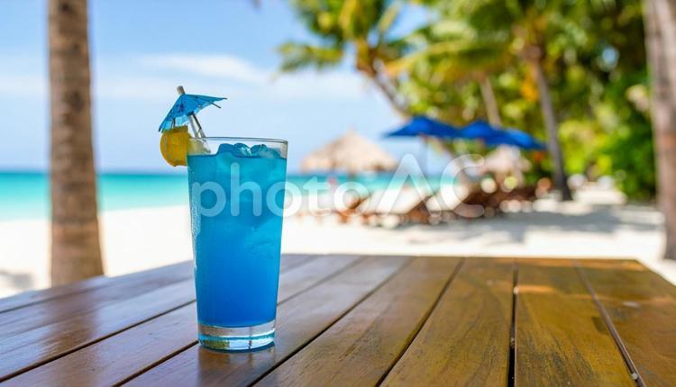 トロピカルジュース背景にヤシの木と砂浜 トロピカルジュース,飲み物,カラフルの写真素材