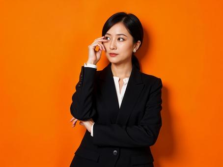 真剣な眼差しビジネスウーマン【AI生成】の写真