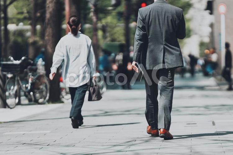 歩行者の後ろ姿 ぼかし風景 ビジネス,ビジネスマン,歩くの写真素材