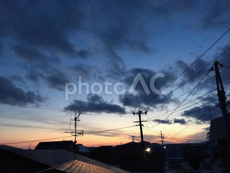 家からの夕方の眺め 日暮れ,空,シルエットで映すの写真素材