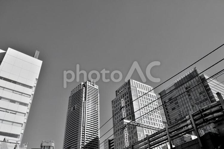 架線と高層ビルの風景　モノクロ コピースペース,ビル,ビル群の写真素材
