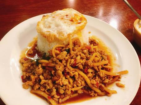 日本、新大久保のタイ料理屋のガパオライス 日本、新大久保のタイ料理屋のガパオライス 日本,ランチ,レストランの写真素材