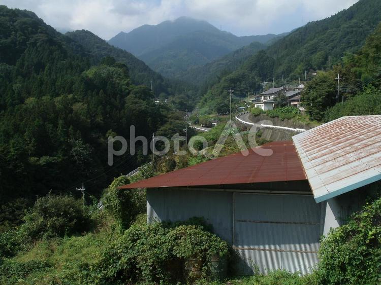 廃校「那須分校」から見た山村風景、群馬県 那須分校,秋畑小学校,木造校舎の写真素材