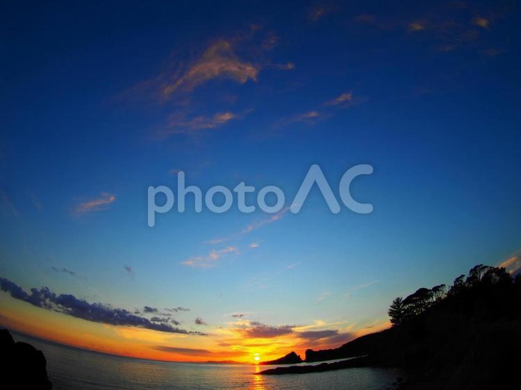 秋の夕暮れ時の海と空 空,夕焼け,海の写真素材