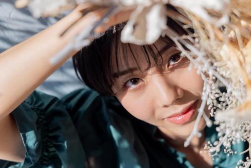 ドライフラワー　女性 女性,壁,ドライフラワーの写真素材