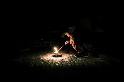 ＜素材＞夏の夜に花火を楽しむ男の子 子供,花火,手持ち花火の写真素材