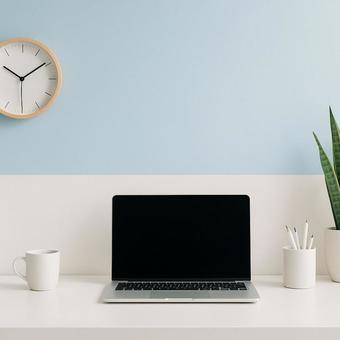 白壁＋ぶるーアクセントのデスク周りの写真