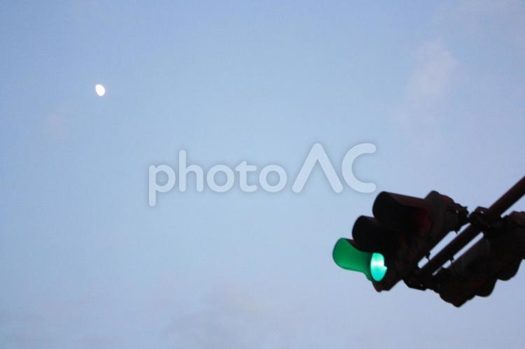空と月と信号機 空,月,信号機の写真素材