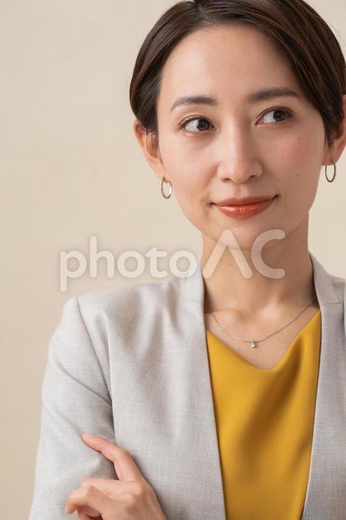 ジャケットを着たショートヘアーの女性 女性,営業,スーツの写真素材