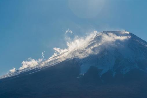 雪煙が上がる富士山頂 雪煙が上がる富士山頂の写真