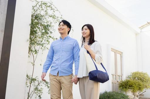 夫婦 モデルハウス 住宅展示場 見学 夫婦 モデルハウス 住宅展示場 見学 夫婦,モデルハウス,住宅展示場の写真素材