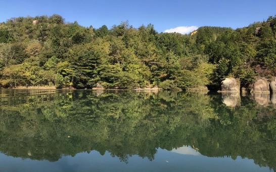 川で反射 景色,湖,反射の写真素材