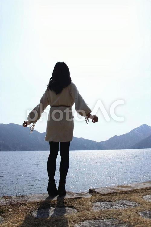 背伸びをする女性の後ろ姿 背伸び,リラックス,深呼吸の写真素材