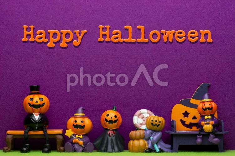 ハロウィンの飾りと紫のフェルトの背景 ハロウィーン,ハロウィン,ジャックオーランタンの写真素材