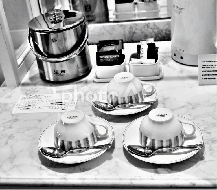 コーヒーカップとアイスペール　モノクロ アイスペール,カフェ,コーヒーカップの写真素材