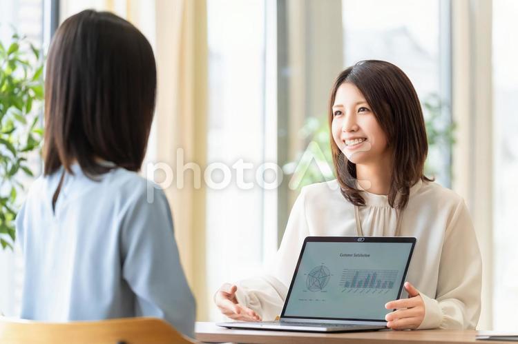 ミーティングをする2人のビジネスウーマン 女性,人物,ビジネスの写真素材