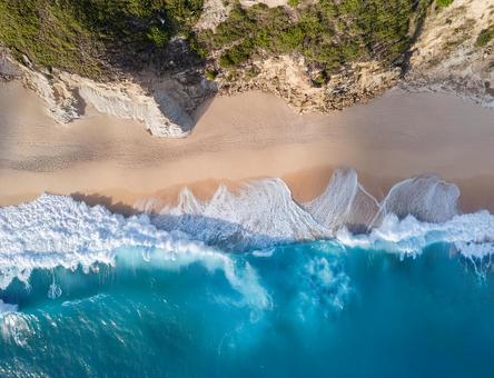上から見たエメラルドグリーンの海 上から見たエメラルドグリーンの海の写真