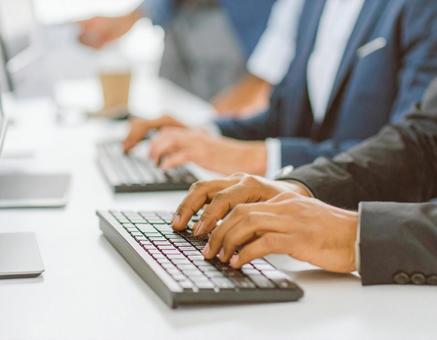 タイピングする会社員 タイピングする会社員の写真