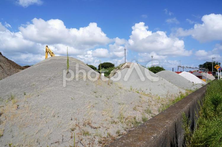 青空と建設現場の土砂 土砂,建設現場,工事現場の写真素材
