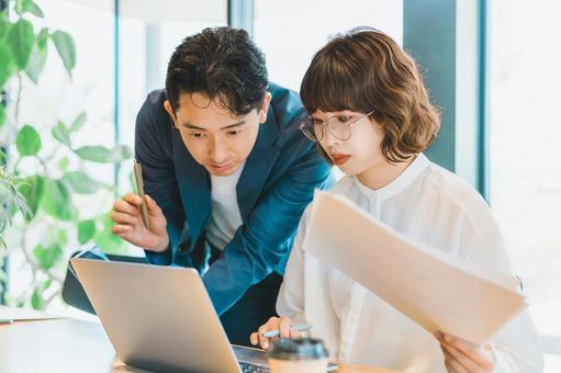 ミーティングをする男女2人のビジネスマン ミーティングをする男女2人のビジネスマン ビジネス,男女,男性の写真素材