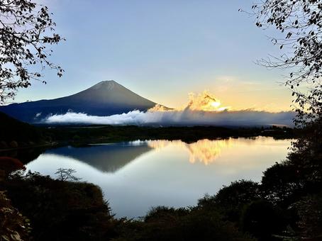 田貫湖と富士山 富士山,田貫湖,湖の写真素材