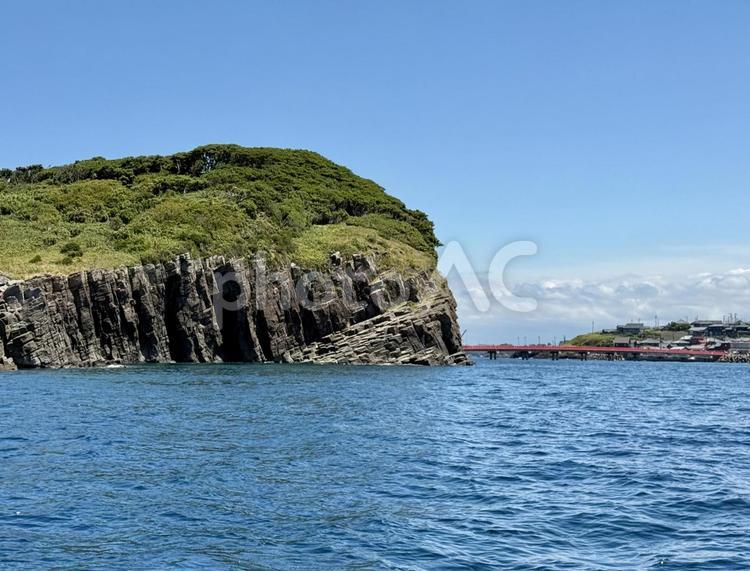 遊覧船から見た福井県東尋坊　雄島の景色 橋,アクティビティ,水面の写真素材