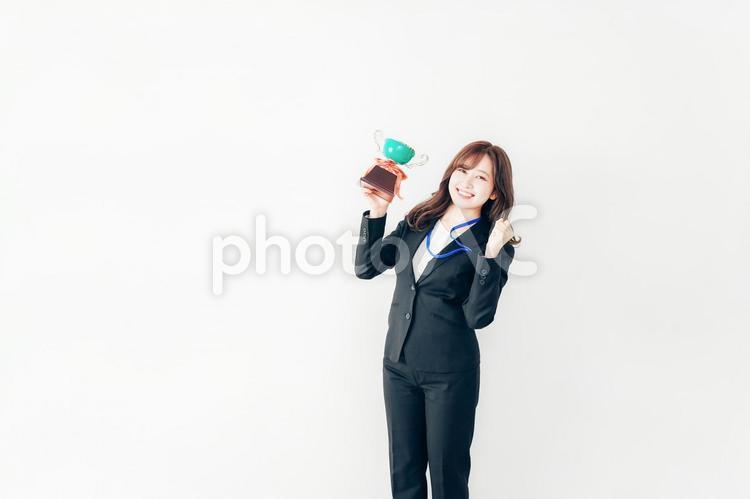 トロフィーを持つ若いビジネスウーマン 中国人,ビジネス,日本人の写真素材