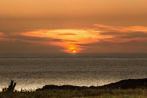草原から見る夕焼けの写真