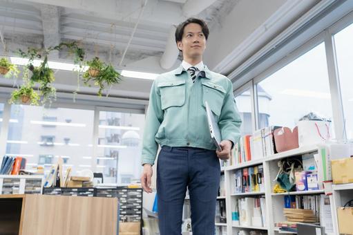 オフィスで仕事をする若いエンジニア オフィスで仕事をする若いエンジニア エンジニア,設計士,ビジネスの写真素材